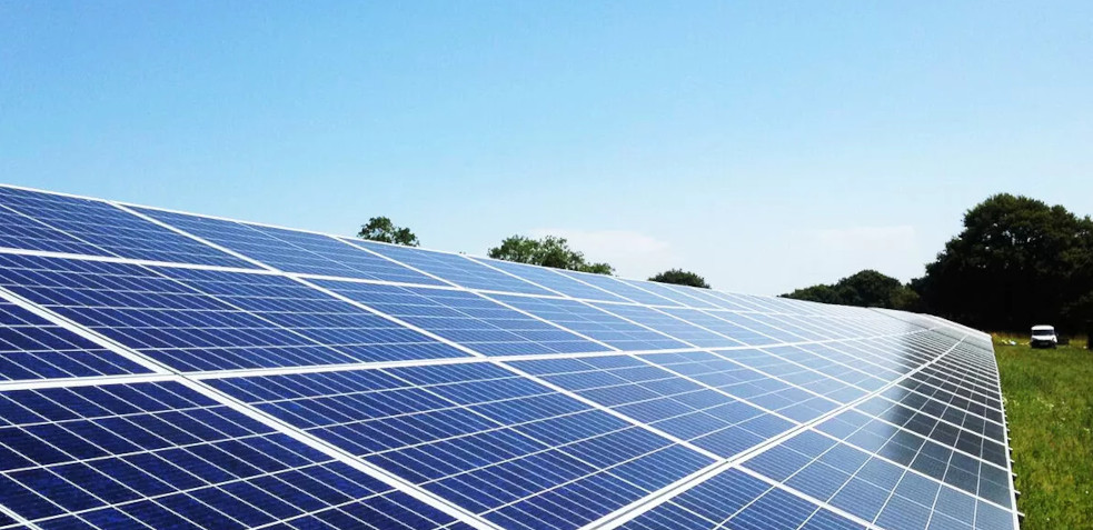 Toiture de hangar recouverte de panneaux solaires